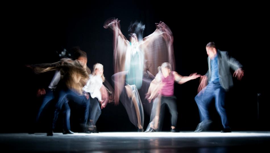 Dans på en scene i blurry versjon. 