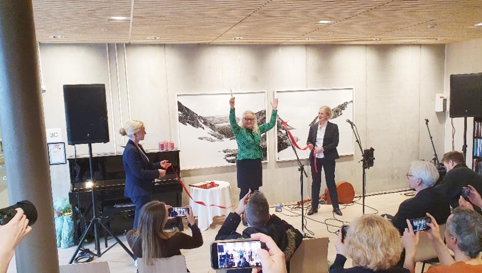 Helsebyråd Ruth Grung klipper rød snor, flankert av etatsdirektør Anita W. Johansen og enhetsleder Marit Møller Wolfe