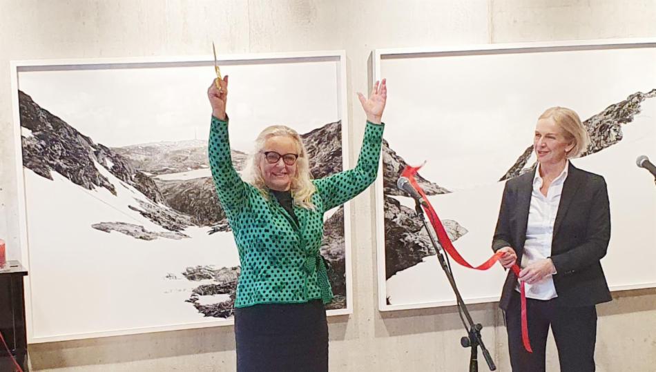 Ruth Grung har klippet snoren sammen med enhetsleder Marit Møller Wolfe 
