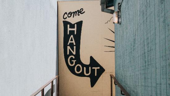 Vegg med "gatemaleri" med tekst "Come hangout"