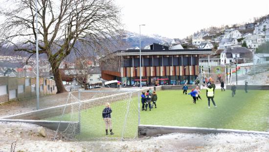 Barn i lek på fotballbane utenfor skole