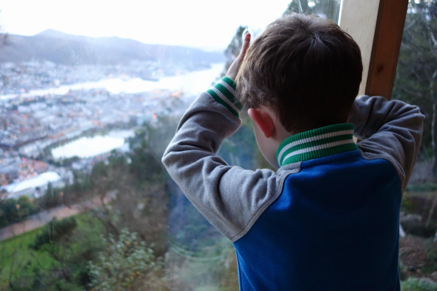 Gutt ser ut vinduet fra Tubakuba. Flott oversikt over byen. 