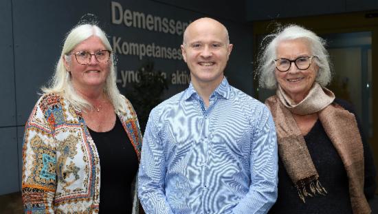 Berit Danielsen og Aase Høyerholt sammen med kursholder Trond Eirik Bergflødt under pårørendekurs på Kompetansesenteret for demens. 