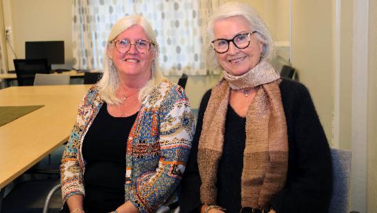 Berit Danielsen (71) og Aase Høyerholt (78) på pårørendekurs hos Kompetansesenteret for demens.