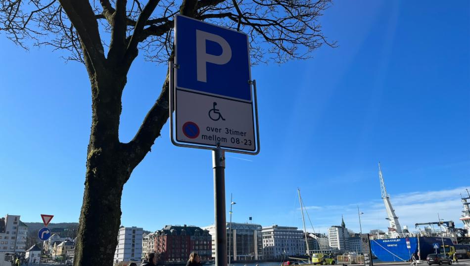 Skilt som viser HC-parkering på Bryggen 