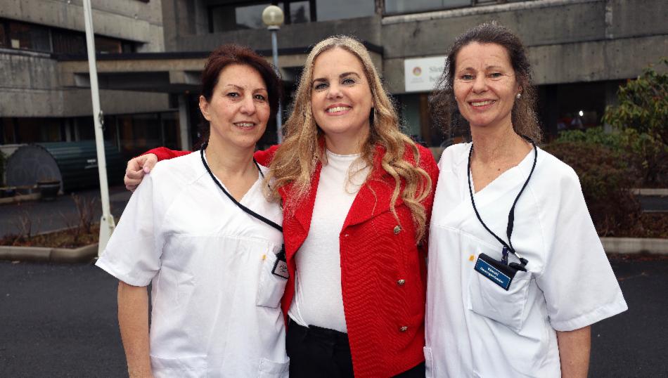 Bilde av tre kvinnelige ansatte utenfor Slettemarken behandlingssenter.