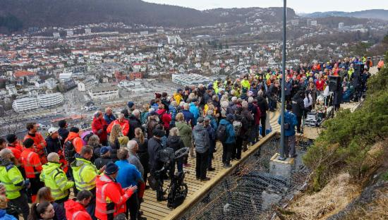 Stor gruppe mennesker på gangbroen på Løvstien under åpning.