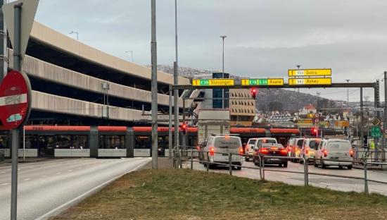 Bilde av motorvei med mye trafikk og Bybanen som krysser veien. Bilde er tatt utenfor Bergen busstasjon.