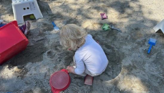 et barn som leker i sandkasse