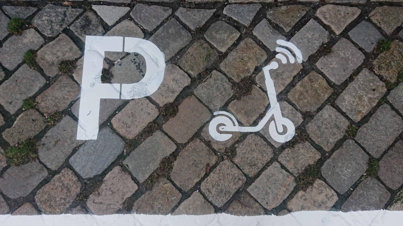 P-symbol på bakken og symbol for elsparkesykkel