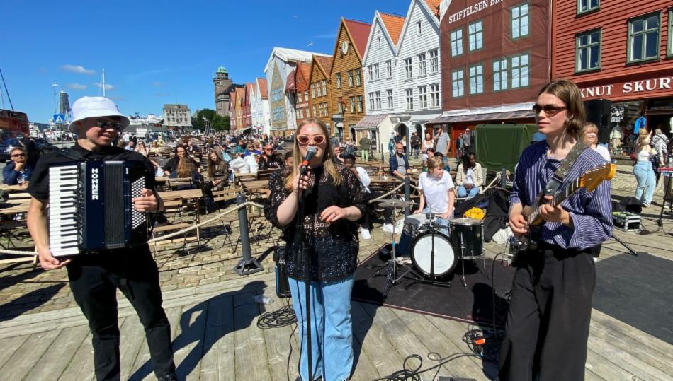 Band opptrer på Bryggen i Bergen. 