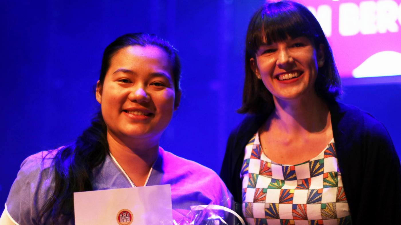 Bildet viser vinner av Ungdomspris for 2019, sammen med byråd Kathrine Nødtvedt.