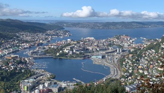 Flyfotografi av Bergen, med havneområder.