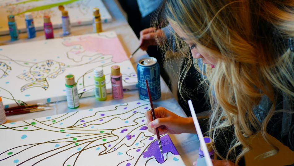 Jente med psykiske problemer maler på aktivitet av Bergen kommune