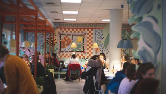 Bilde av fullsatt kafelokale