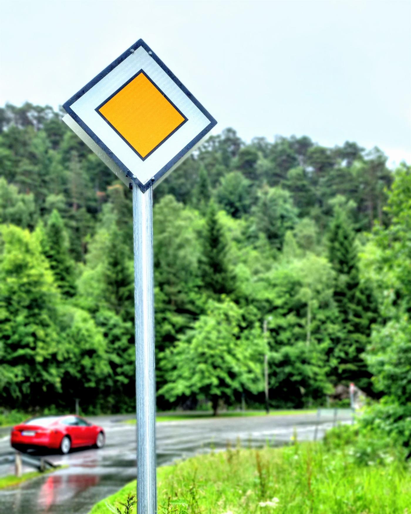 Skilt som viser forkjørsvei